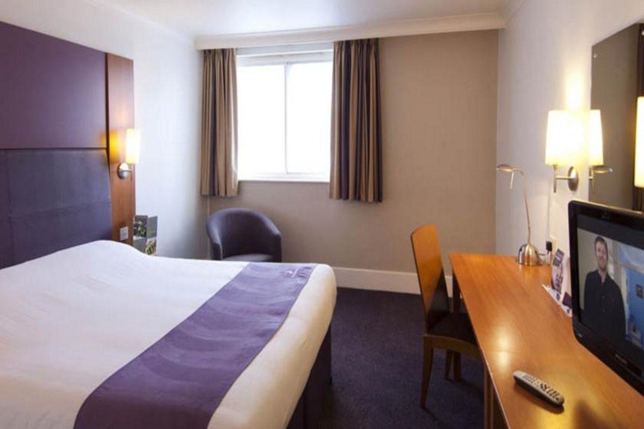 Premier Inn Pontypool Exteriör bild