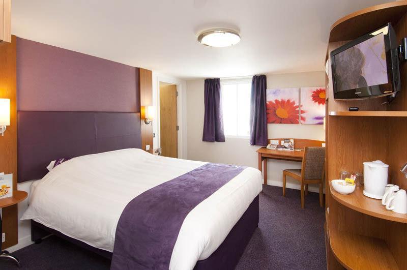 Premier Inn Pontypool Exteriör bild
