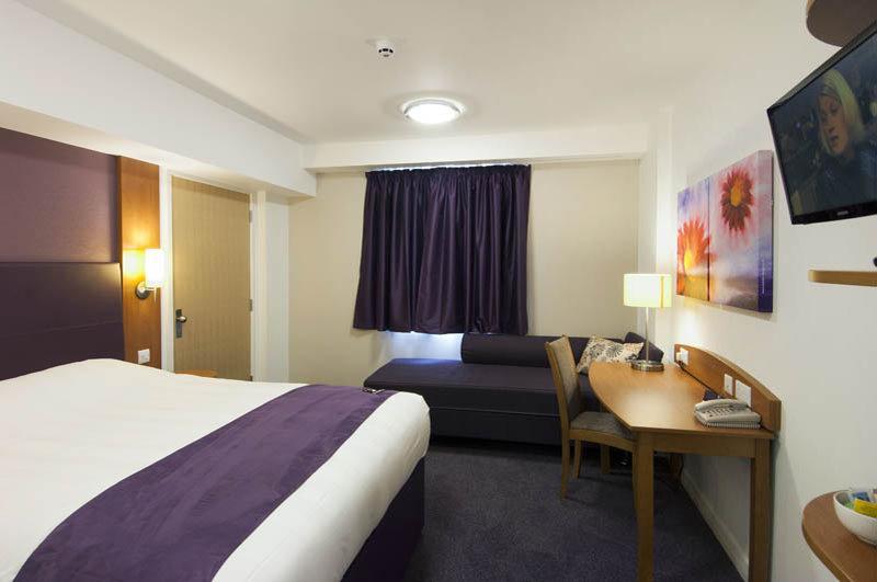 Premier Inn Pontypool Exteriör bild