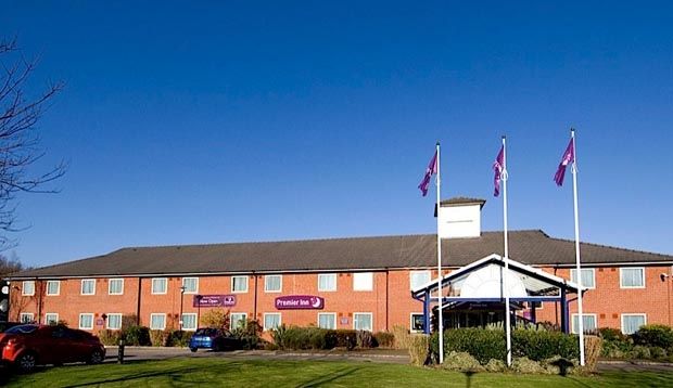 Premier Inn Pontypool Exteriör bild